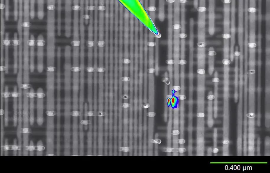Current map localizing a small signal between two probe tips on a dense interconnect array, 0.400 µm scale bar.
